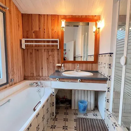 Villa Charmante Au Centre De Avec Cour